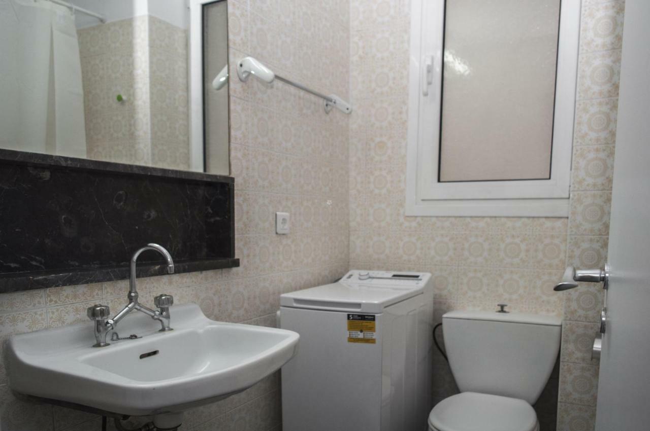 Modern Flat, Vibrant And Excellent Spot!! Apartment Athena Bagian luar foto